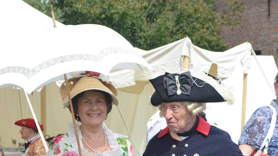 Die Mitglieder des Vereins Jardins des Epoques warfen sich für das Barockfest in...