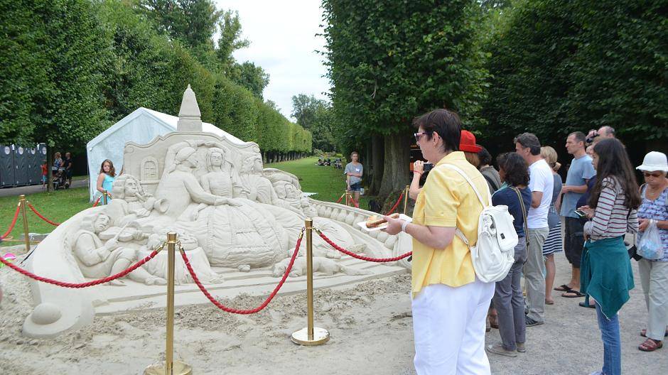 Eine Skulptur nur aus Sand baute der Künstler Wladimir...