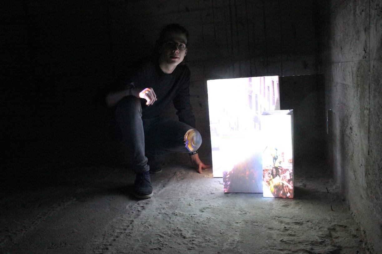  Lennart Klein neben seiner Installation "Our World in Boxes". 