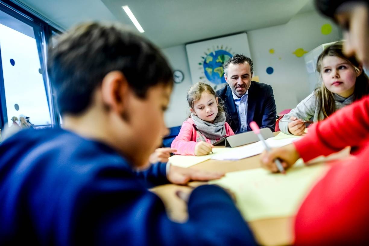  Für die Drittklässler der Grundschule Niederkassel ist das Programmieren kinderleicht und zeigen CDU-Bundestagsabgeordnete Thomas Jarzombek wie es funktioniert. 