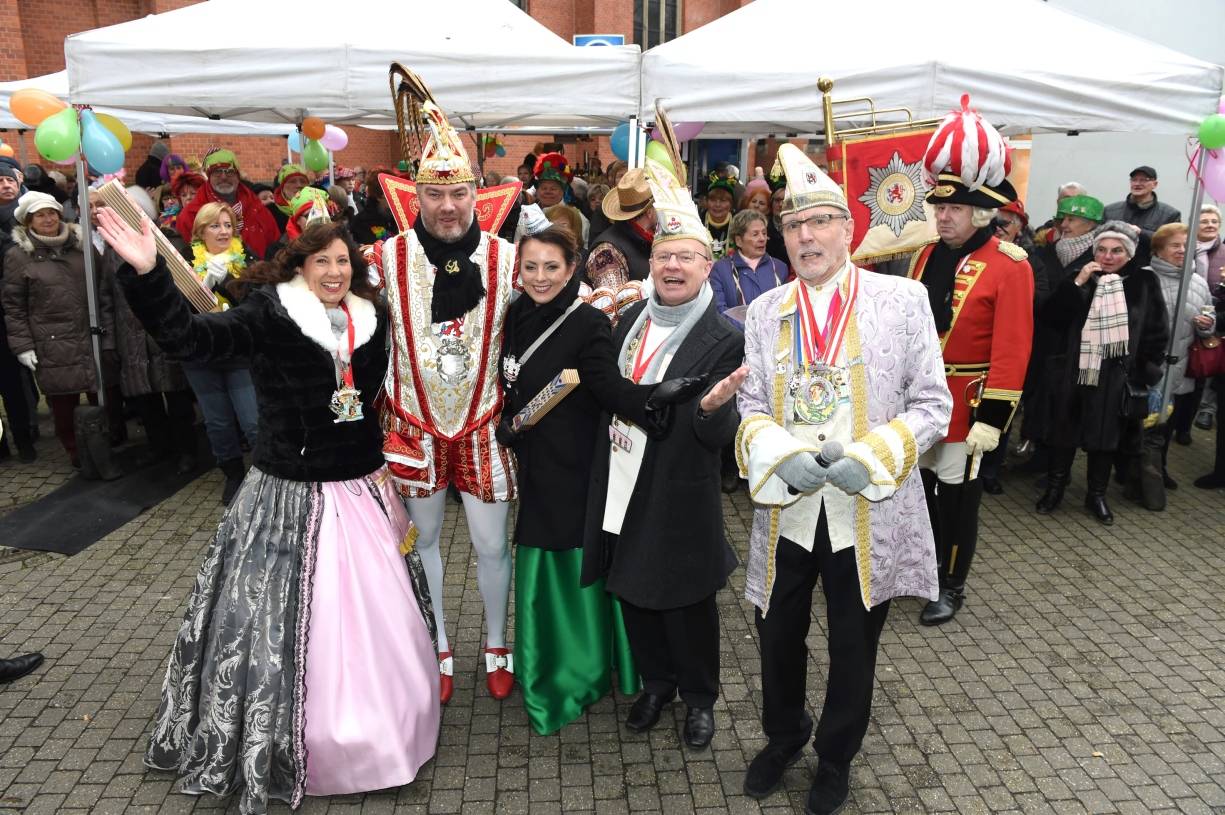  Schloßnarren-Vorsitz Jochen Schraf (r.) - hier beim traditionellen Prinzenpaar-Empfang 2018 - „Im närrischen Dauerzustand!“ 