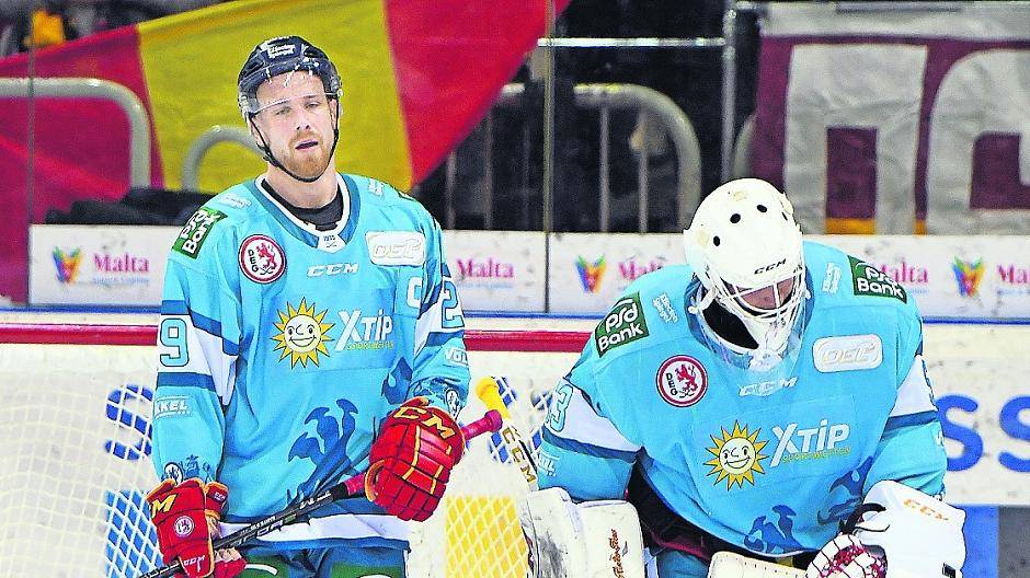  DEG-Stürmer Alexander Barta (l.) und Torwart Fredrik Pettersson Wentzel sind nach dem Gegentreffer zum 3:4 für Schwenningen in der Overtime bedient. Es ist die vierte Heimniederlage der Düsseldorfer in Folge. 