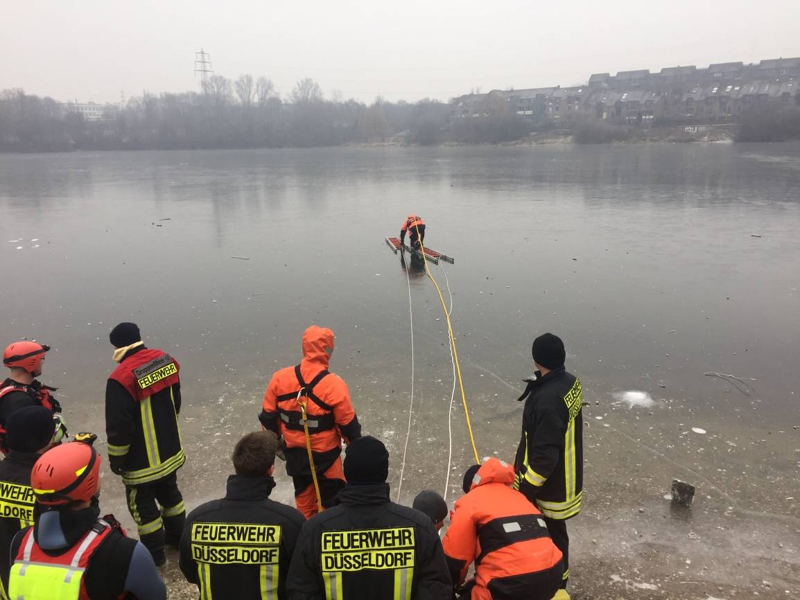  Die Düsseldorfer Feuerwehr bei einer Rettungsübung auf dem Eis. 