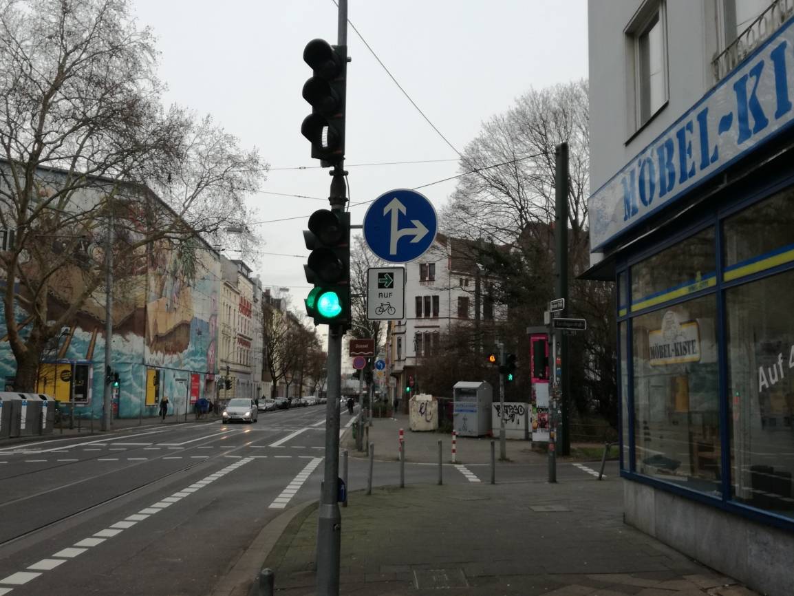  An der Kreuzung Aachener Straße und Karolinger Straße ist das Schild bereits angebracht: ab sofort dürfen Radler hier - trotz Rotlicht - rechts abbiegen. Wichtig: vorher muss angehalten werden. 