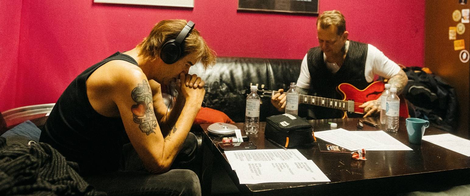  Campino und Kuddel beim Zusammenstellen der Setlist.  