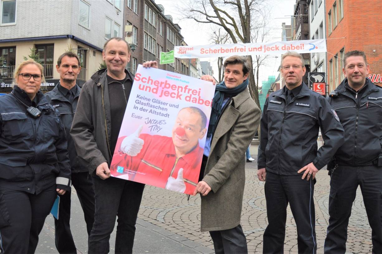 Scherbenfrei jeck in der Düsseldorfer Altstadt