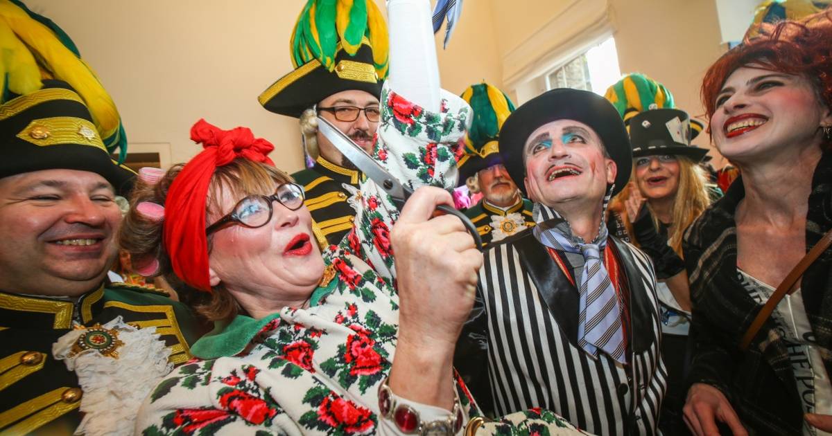 Weiberfastnacht 2019 in Düsseldorf: Der Sturm auf das Rathaus