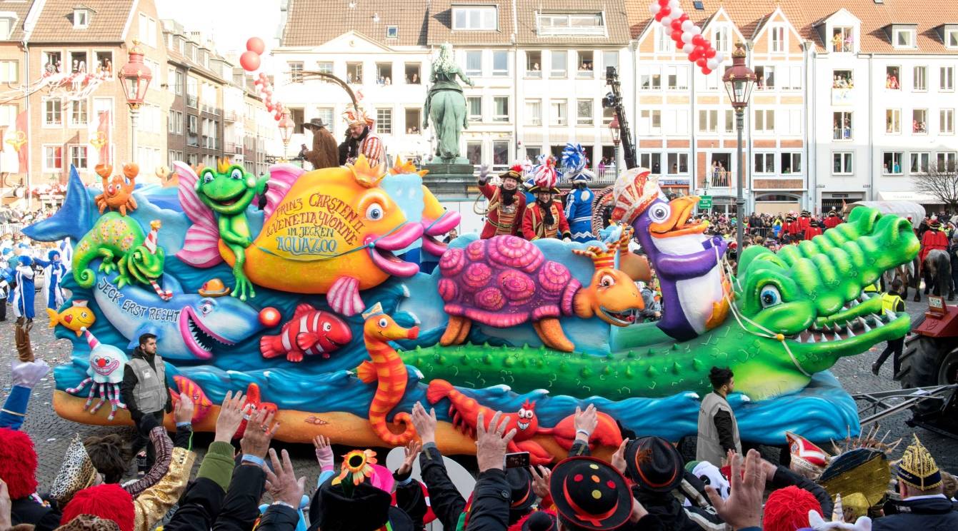  Der Wagen des Prinzenpaares beim Rosenmontagszug am 12. Februar 2018.  