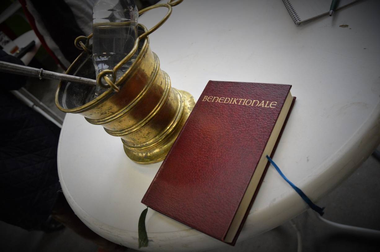 Pastor Oliver Dregger hatte alles am Start: Weihwasser in der Plastikflasche und das...