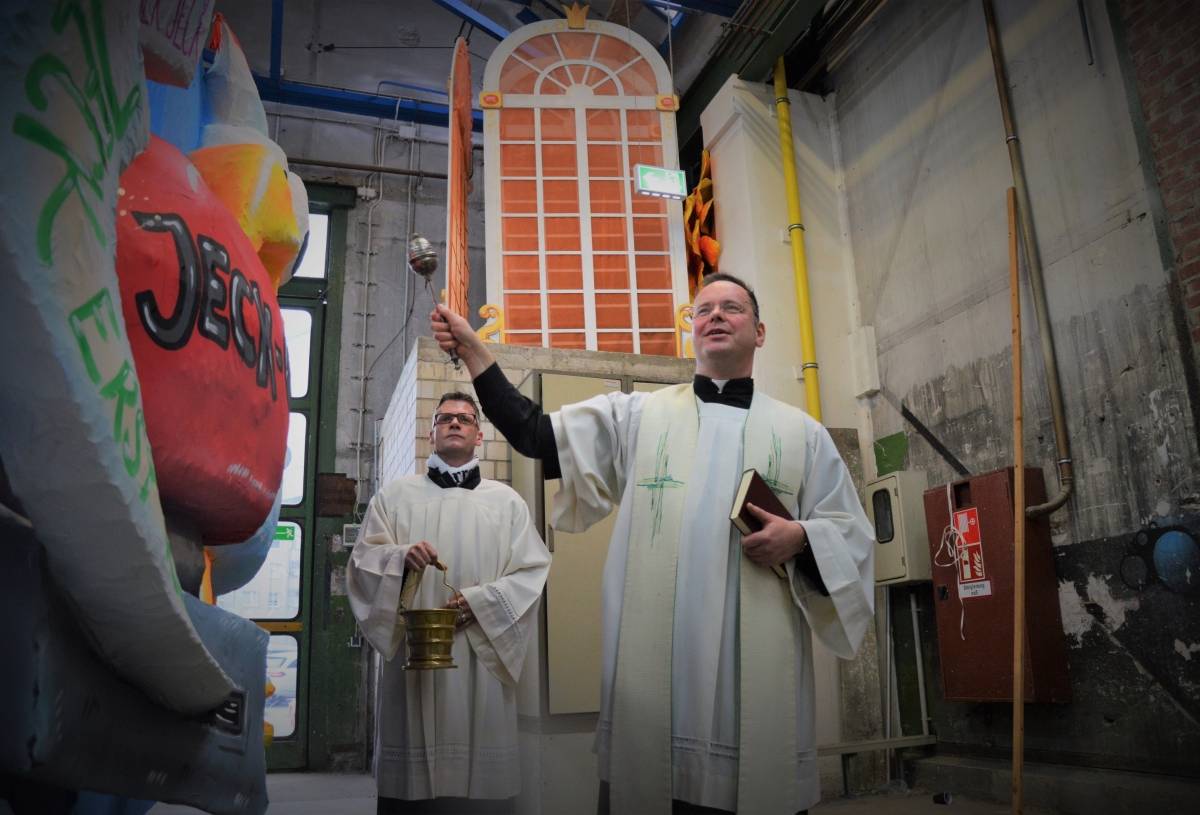 Bilderstrecke zur Wagensegnung
