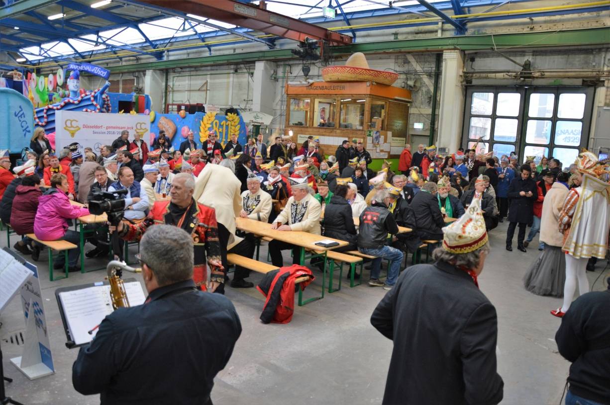 Zahlreiche Gäste, auch aus dem Umland, kamen in die Wagenbauhalle, um der Segnung...