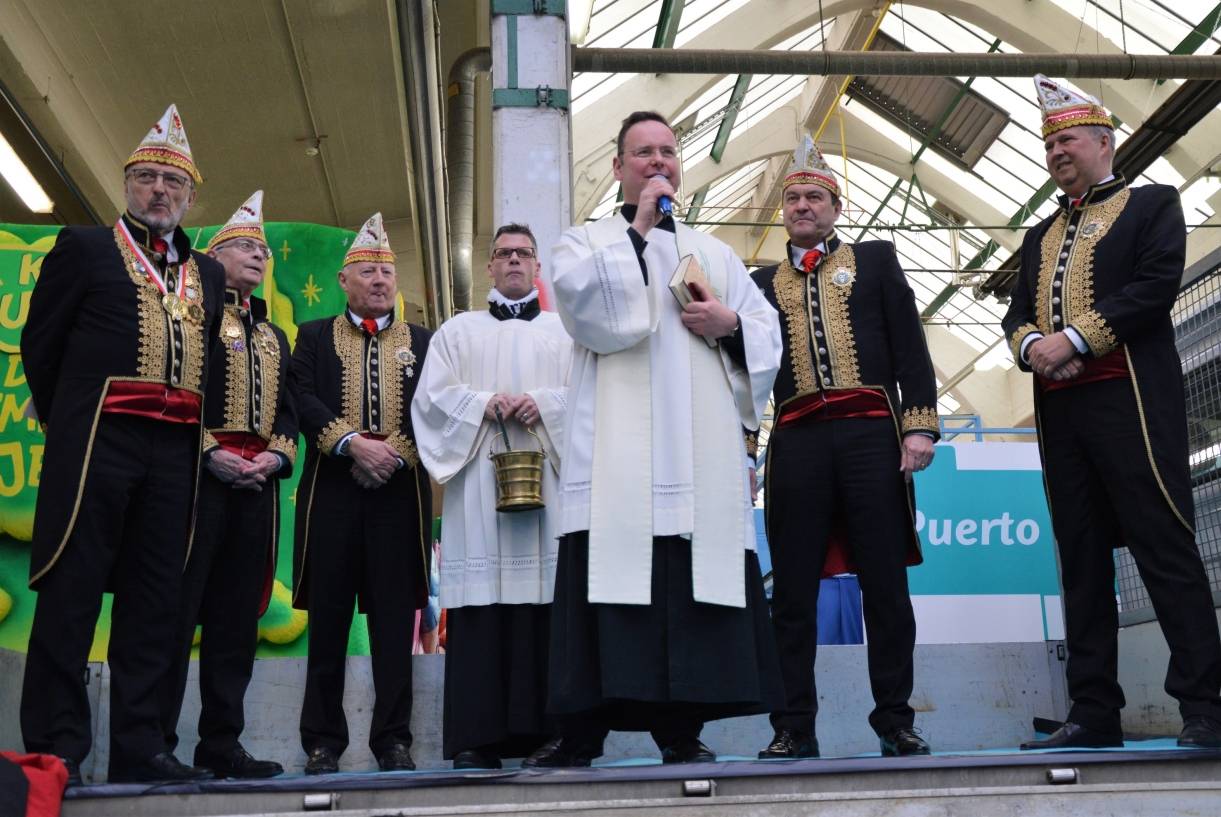 Pastor Oliver Dregger sprach auch ein Gebet für friedvolle Karnevalstage und besseres...