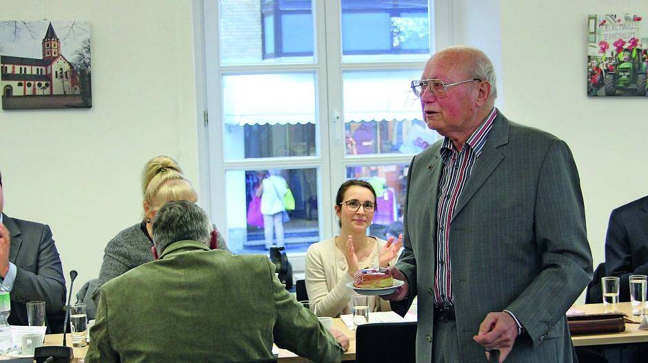  Ein Seniorenvertreter sagt Auf Wiedersehen: Willi Döring richtet an die Bezirksvertreter im Gerresheimer Rathaus Abschiedsworte und wurde mit großem Applaus bedacht. 