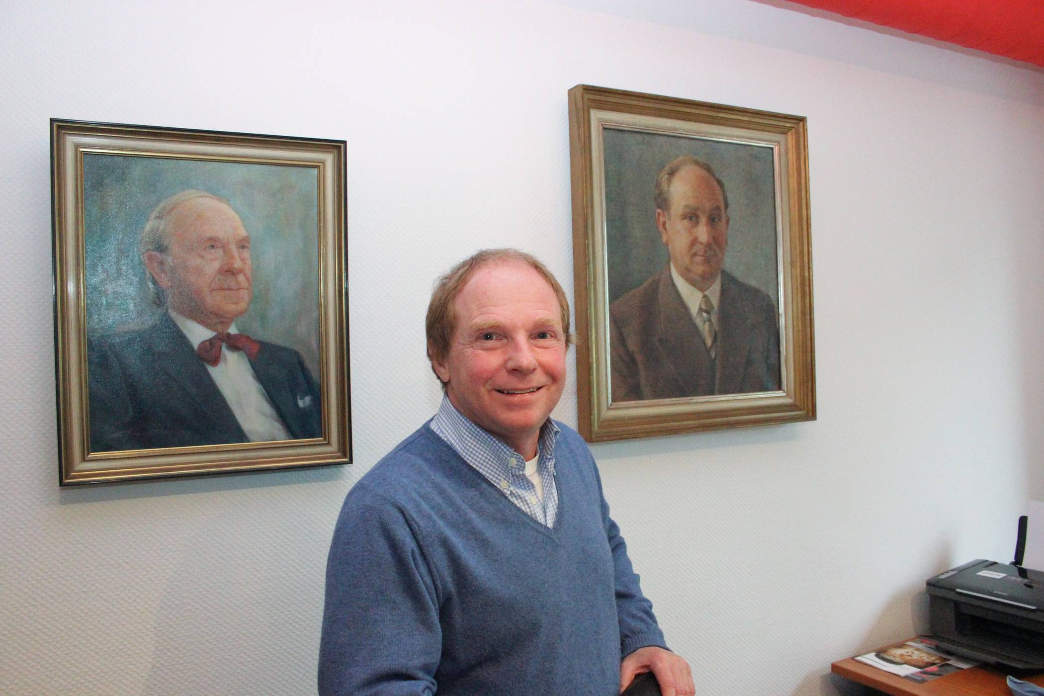  Benedikt Odenthal erzählt von seinem Vater, dessen Porträt links neben ihm zu sehen ist. 
