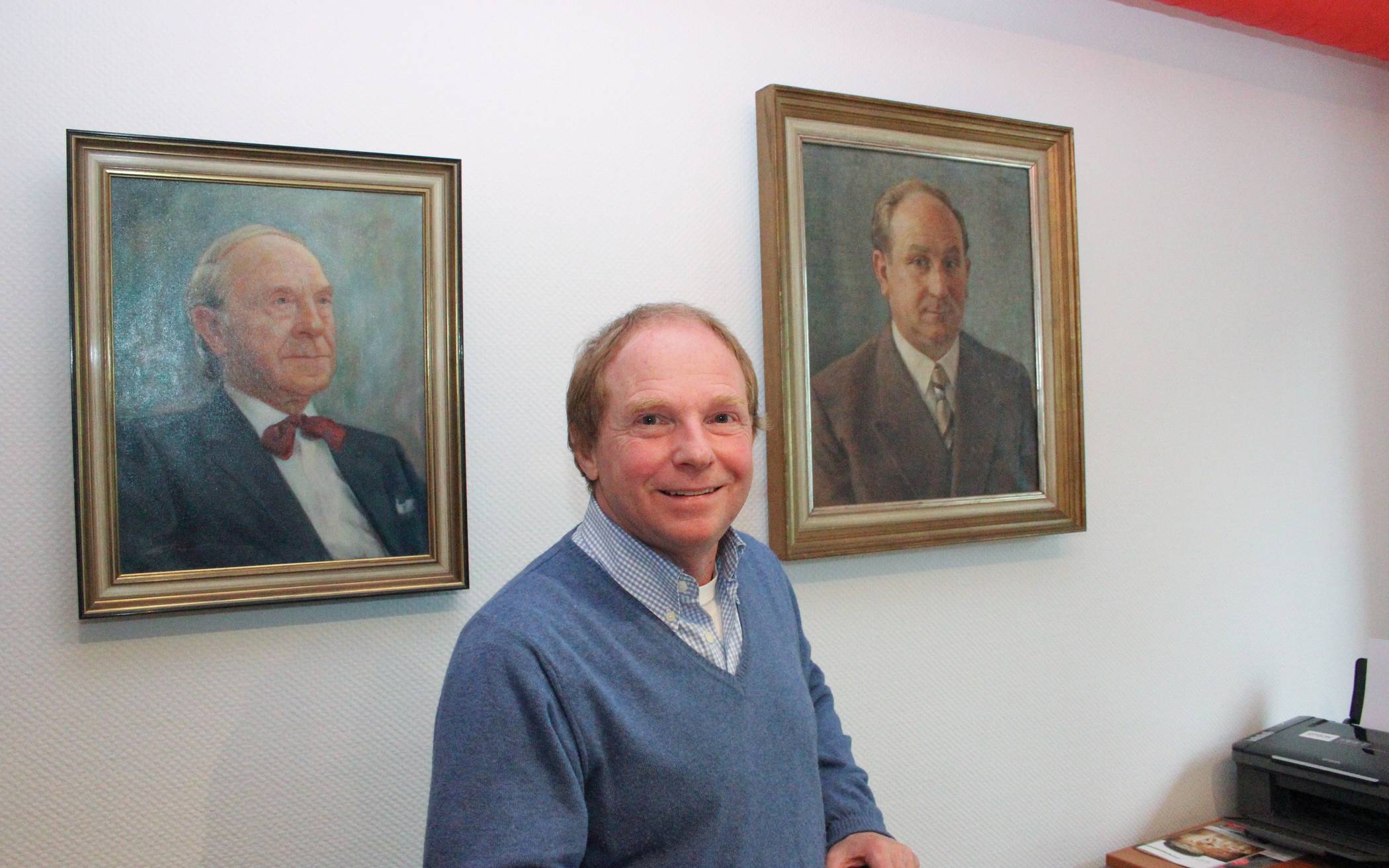  Benedikt Odenthal erzählt von seinem Vater, dessen Porträt links neben ihm zu sehen ist. 