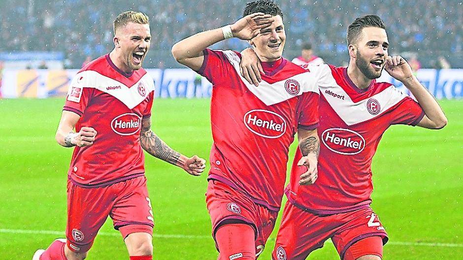  Torschütze Dawid Kownacki (m.), Mitspieler Andre Hoffmann (l.) und Nico Gießelmann - „Fortuna hat mittlerweile eine Anziehungskraft“.   