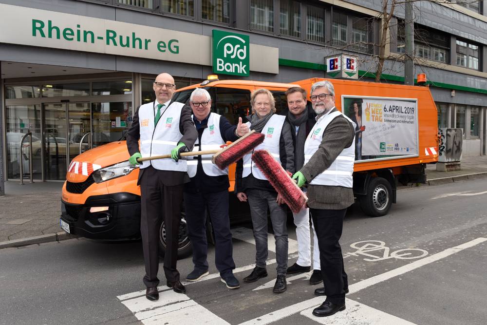  Düsseldorf nimmt, wie hier u. a. Klaus Röthig vom Sponsor PSD Bank (l.) und Ingo Lentz von Pro Düsseldorf (2. v. l.), am 6. April wieder die Besen in die Hand — Dreck-weg-Tag! 