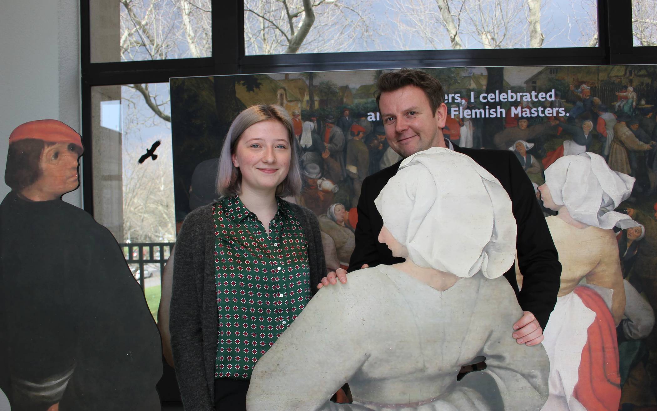 Ariel Steyaert und Christopher Philipp haben sich in die Kulisse von Bruegels Hochzeitstanz begeben, die das Touristenbüro VisitFlanders Anfang der Woche im Kunstpalast am Ehrenhof aufstellte, um auf das Pieter Bruegel-Jahr aufmerksam zu machen.An gleicher Stelle können Besucher nun sechs Wochen lang ein Selfie von sich machen. Zum 450. Todestag von Pieter Bruegel dem Älteren wird Flandern mit einer Reihe von Ausstellungen und Veranstaltungen an das Leben des berühmten Malers von „Blindensturz“ und „Die Volkszählung zu Bethlehem“ erinnern. Mehr Infos: www.visitflanders.com