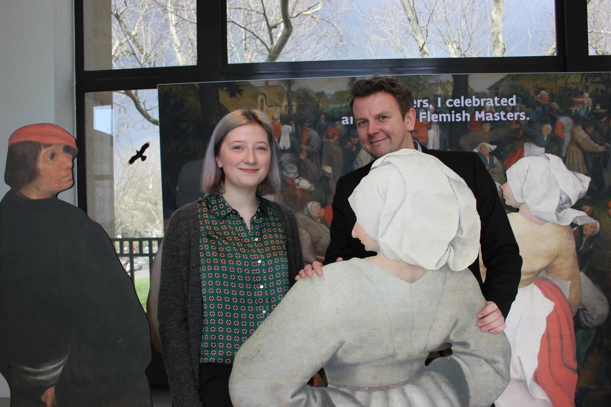  Ariel Steyaert und Christopher Philipp haben sich in die Kulisse von Bruegels Hochzeitstanz begeben, die das Touristenbüro VisitFlanders Anfang der Woche im Kunstpalast am Ehrenhof aufstellte, um auf das Pieter Bruegel-Jahr aufmerksam zu machen.An gleicher Stelle können Besucher nun sechs Wochen lang ein Selfie von sich machen. Zum 450. Todestag von Pieter Bruegel dem Älteren wird Flandern mit einer Reihe von Ausstellungen und Veranstaltungen an das Leben des berühmten Malers von „Blindensturz“ und „Die Volkszählung zu Bethlehem“ erinnern. Mehr Infos: www.visitflanders.com 