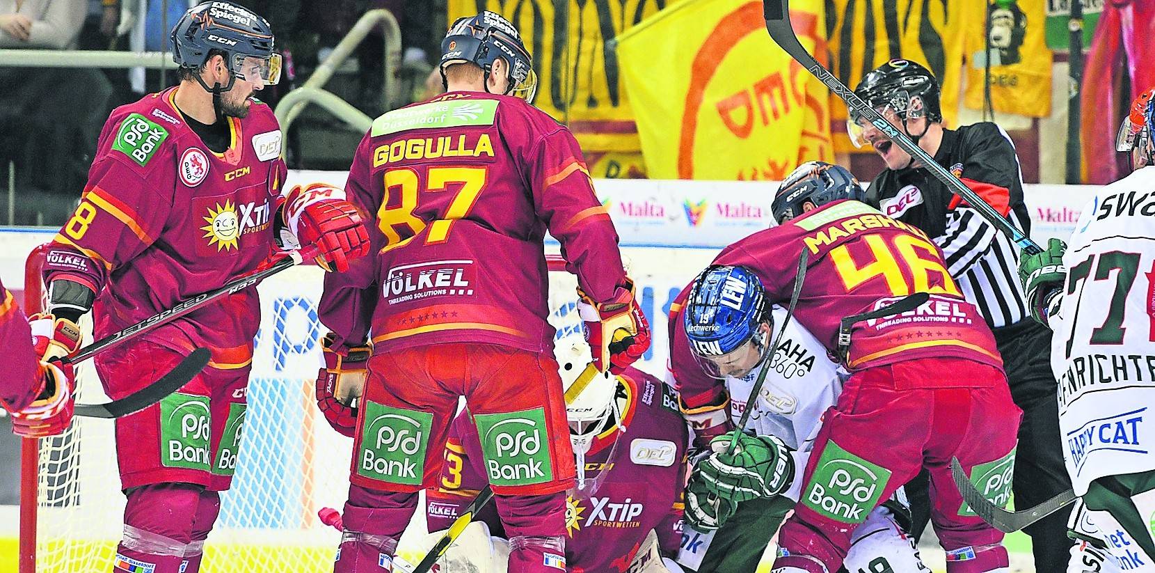  Szene aus einem Vorrundenspiel DEG - Augsburg: Kevin Marshall (DEG) nimmt Andrew Leblanc (AEV) in den Schwitzkasten. 
