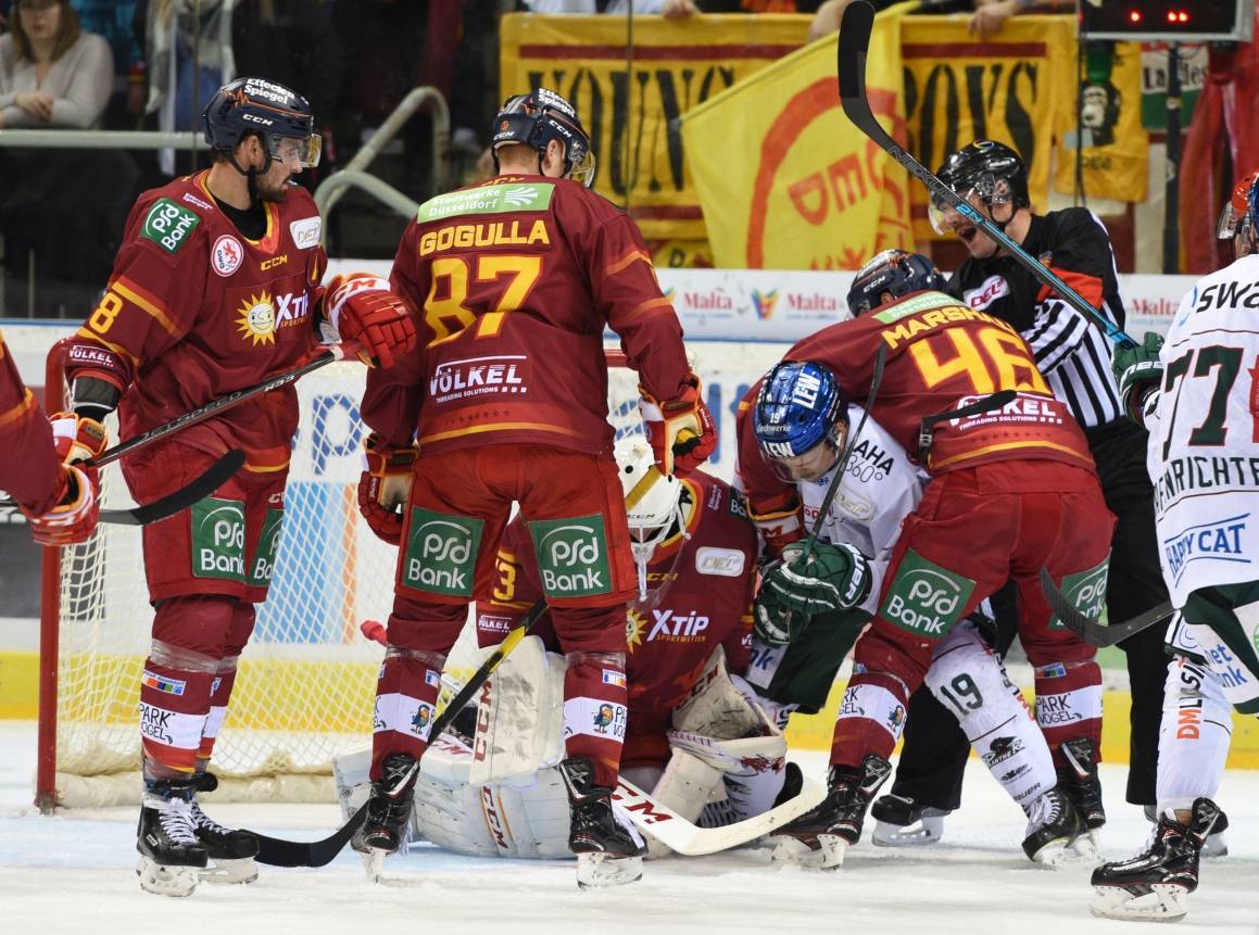 Szene aus einem Vorrundenspiel DEG - Augsburg: Kevin Marshall (DEG) nimmt Andrew Leblanc (AEV) in den Schwitzkasten.  