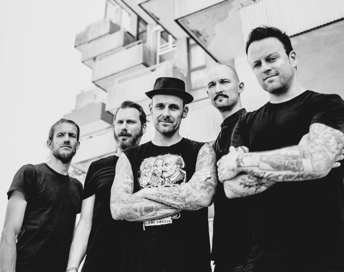  Spielen anlässlich ihres 25-jährigen Bestehens am 24. April im Düsseldorfer Stahlwerk: die Band Donots um Frontmann Ingo Knollmann (m.. 