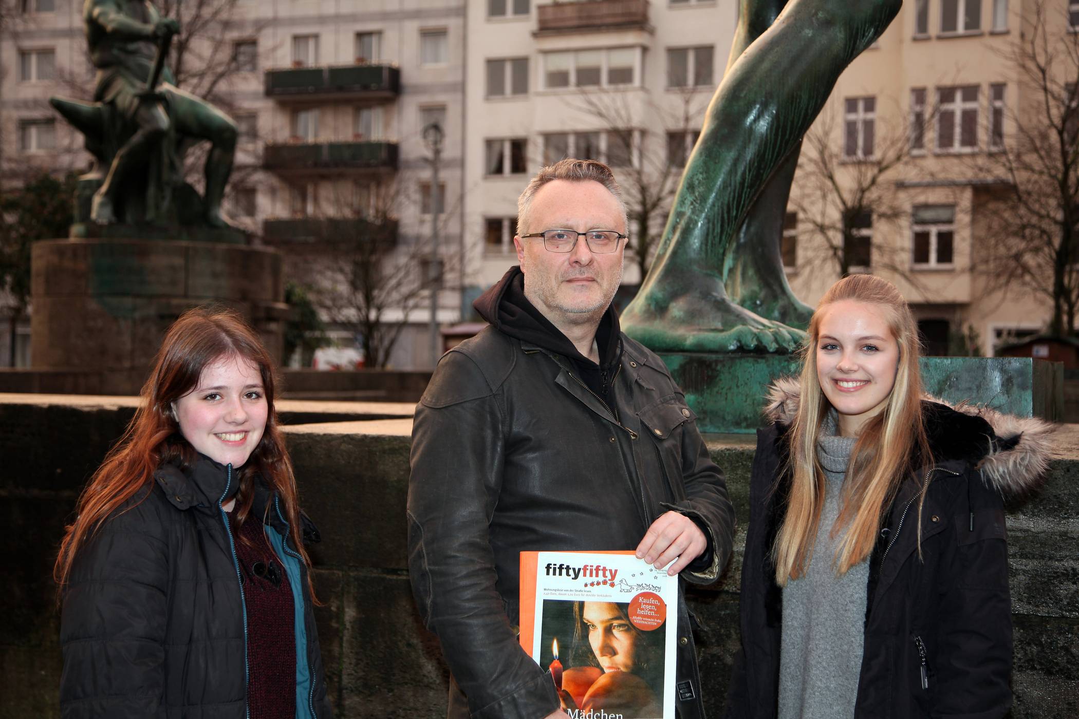  Sprachen mit Musiker Ralf Dörper für das Obdachlosenmagazin „fiftyfifty“: die Schülerinnen Sophie Schilmar (l.) und Kim Kollig aus dem Bildungsgang „Sprache und Literatur“ der Lore-Lorentz-Schule. 