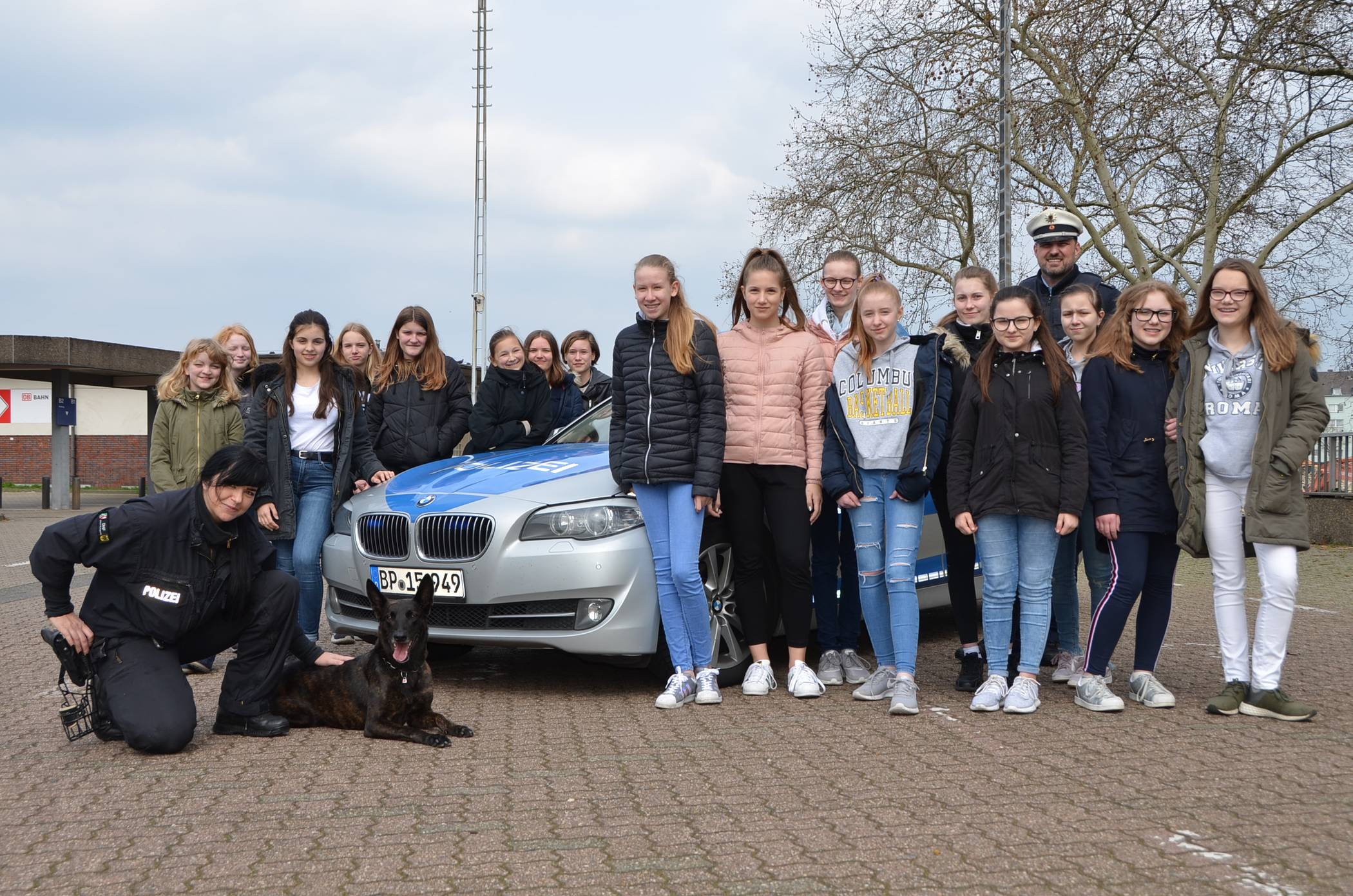  Am Girls'Day öffnen Unternehmen, Betriebe und Hochschulen in ganz Deutschland ihre Türen für Schülerinnen ab der 5. Klasse. 