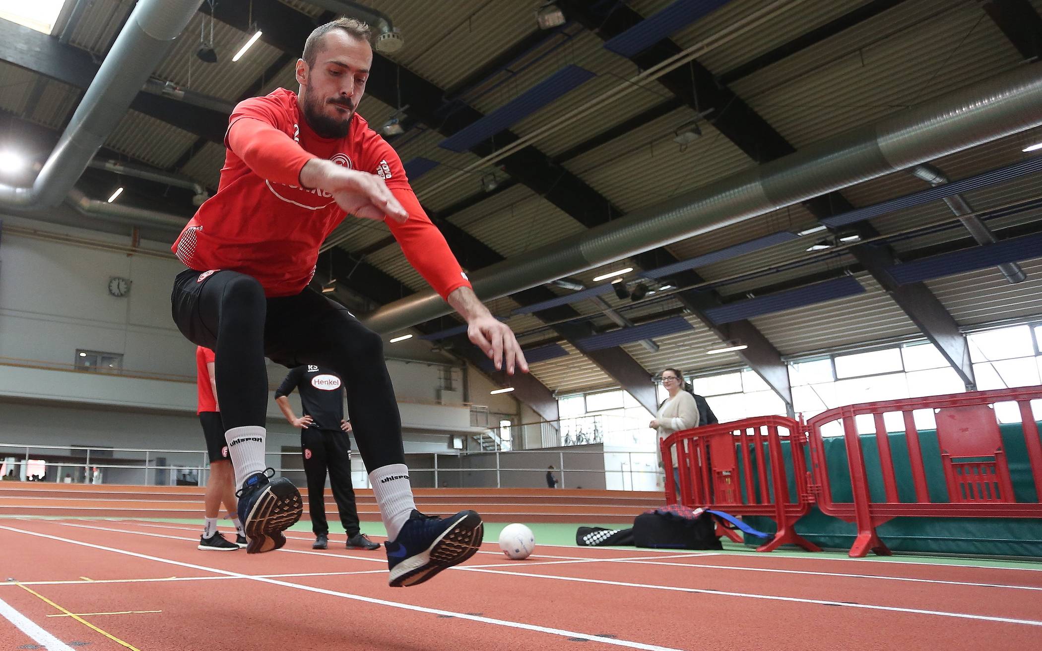  Standweitsprung mit Fortuna-Fußballer Emir Kujovic. 