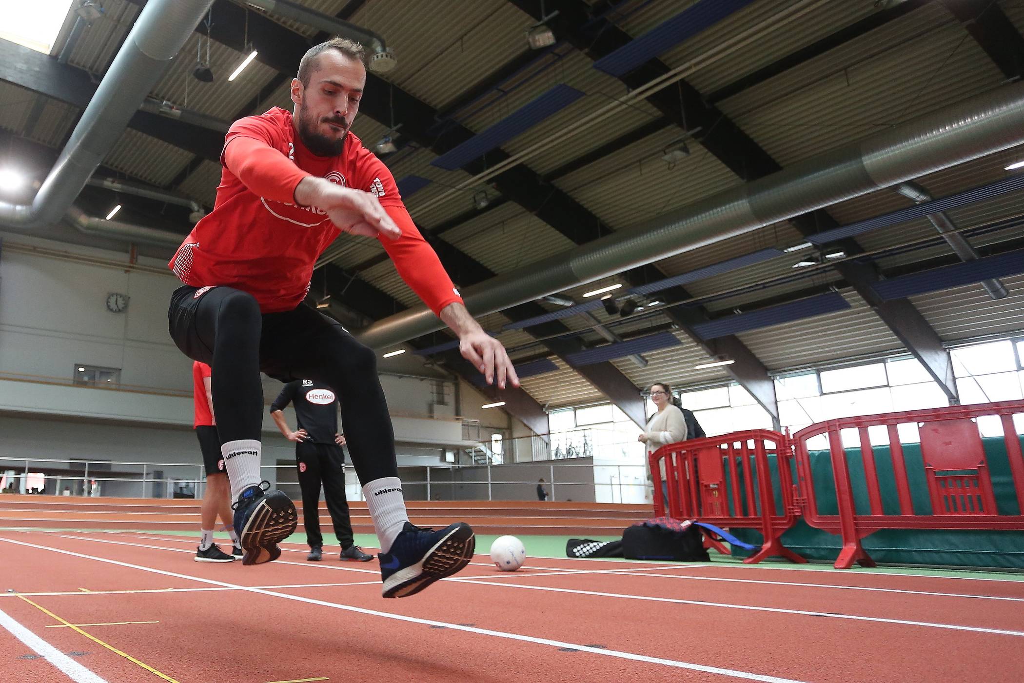 Standweitsprung mit Fortuna-Fußballer Emir Kujovic. 