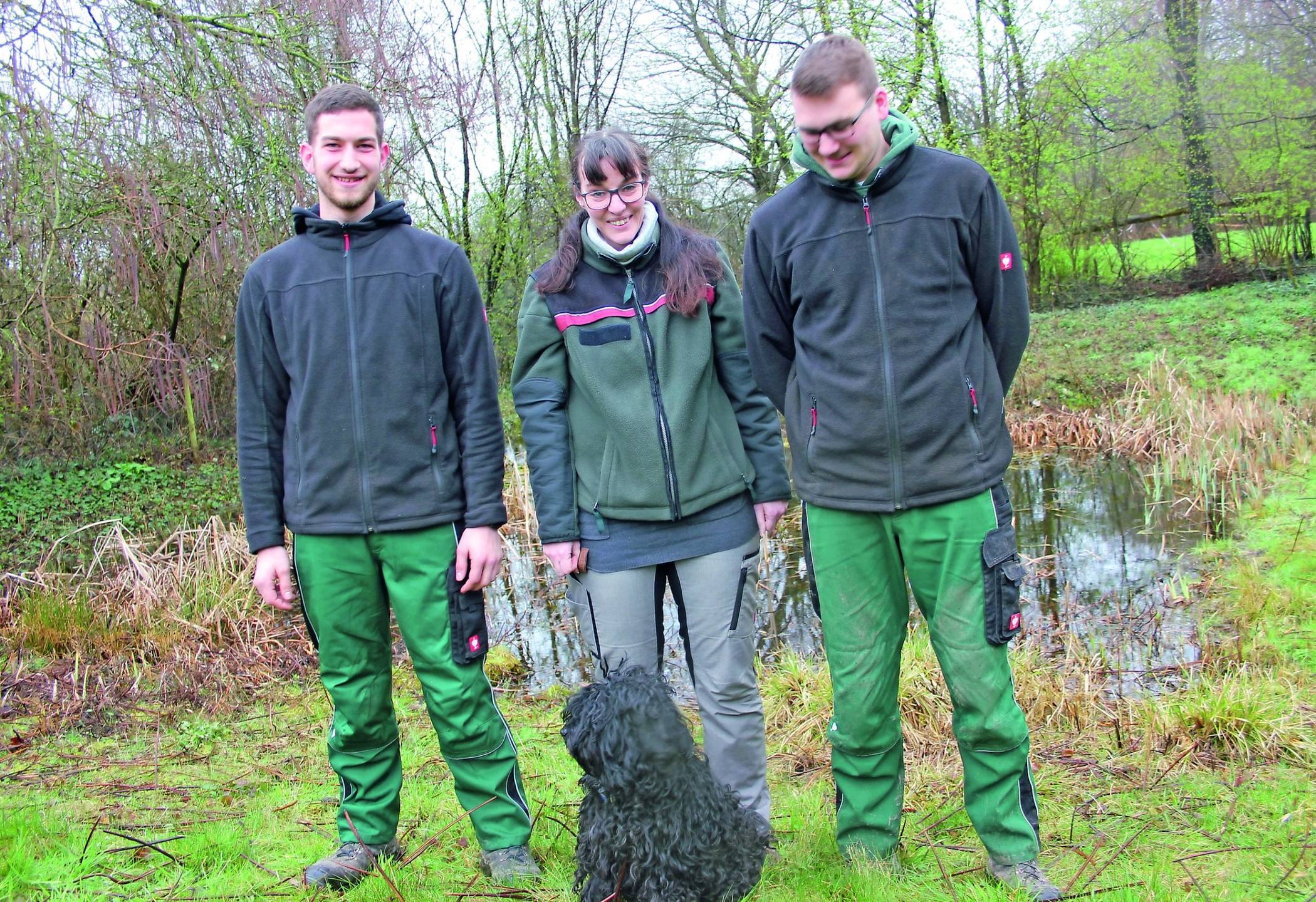  Gruppenbild mit „Erbse“ (vorn): Die Leiterin des Hexhofes, Diplom-Forst-Ingenieurin Nina Jäger, eingerahmt von den beiden „Bufdis“, Ion Schuur (li.) und Tom Bartmann. 
