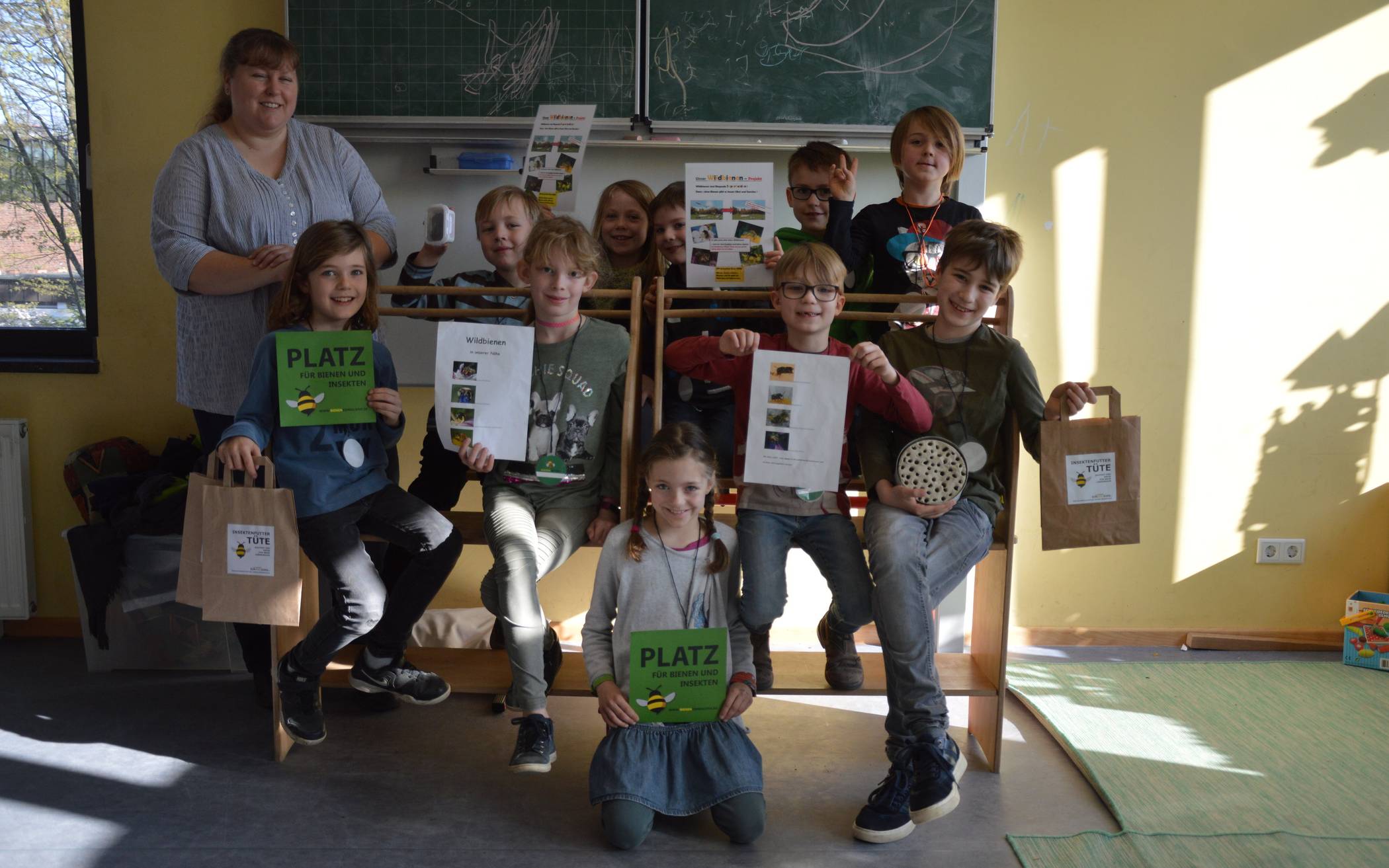  Informierten ihre Mitschüler in Kleingruppen über das Leben der Wildbiene und darüber, wie man den Insekten auch in Städten Nahrung anbieten kann: Schüler der Garten-AG an der Martin-Luther-Grundschule mit Biologin Ilka Pietsch. 