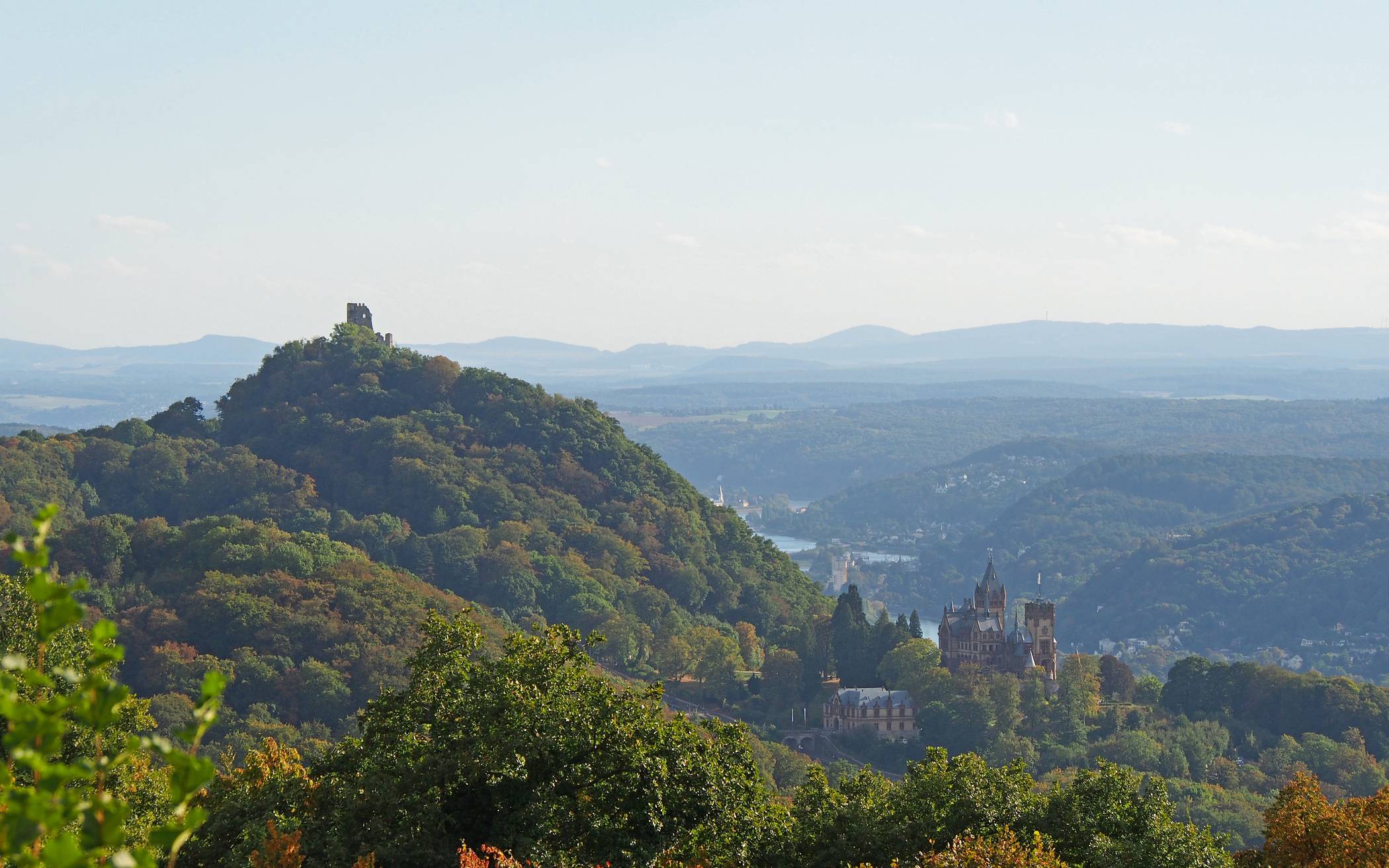  Ausblick auf Drachenfels und Schloss Drachenburg 