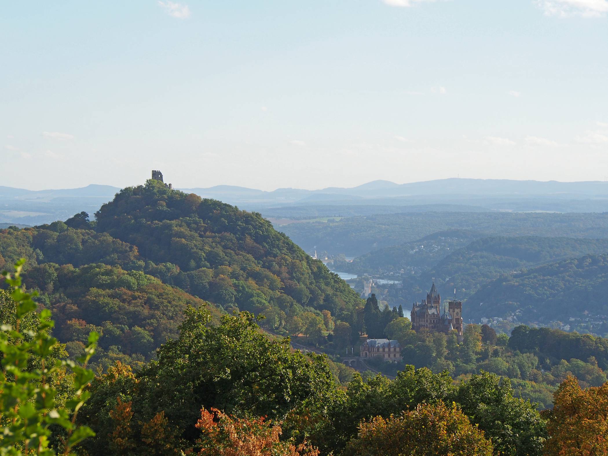  Ausblick auf Drachenfels und Schloss Drachenburg 