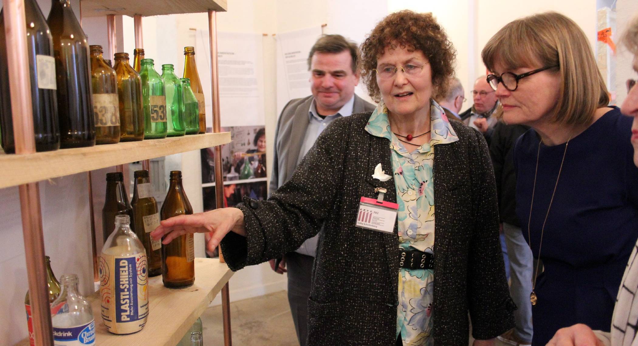  Klaudia Zepuntke (r.) lässt sich von Gaby Schulenberg Exponate des Flaschenschatzes erklären. 
