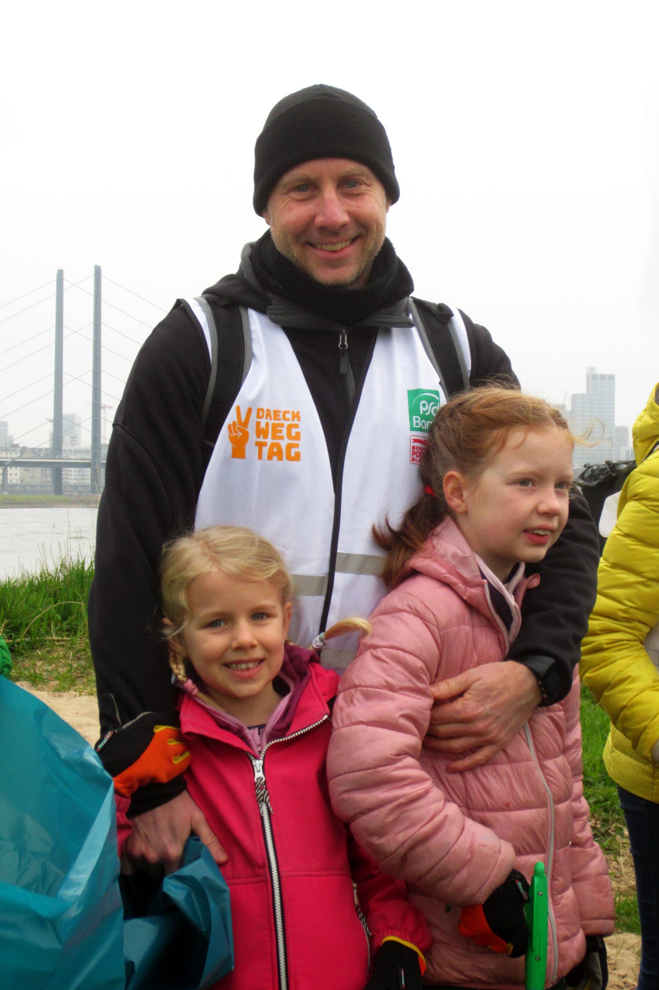 Familienbande im Einsatz: Redakteur Sven-André Dreyer mit seinen Töchtern Veni (re.)...
