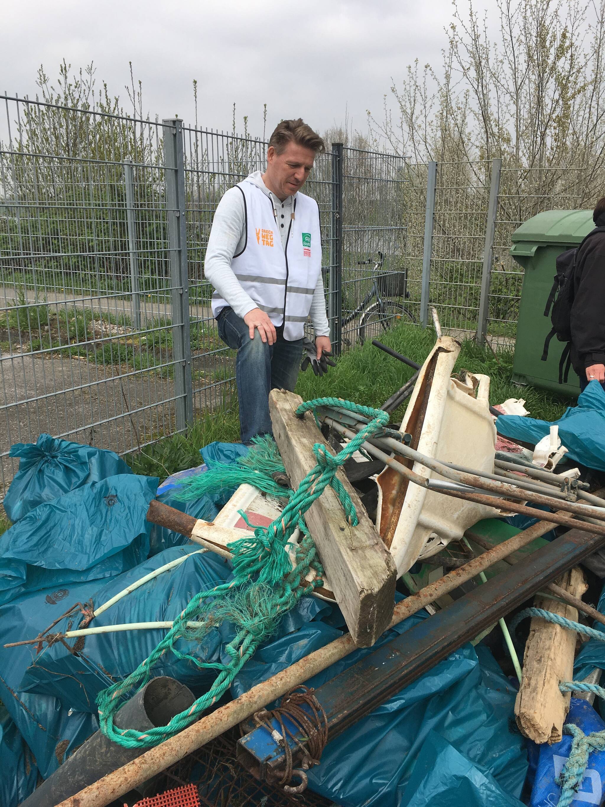 Redaktionsleiter Stefan Pucks inspiziert den gesammelten Müll. Das Gesamtgewicht des...