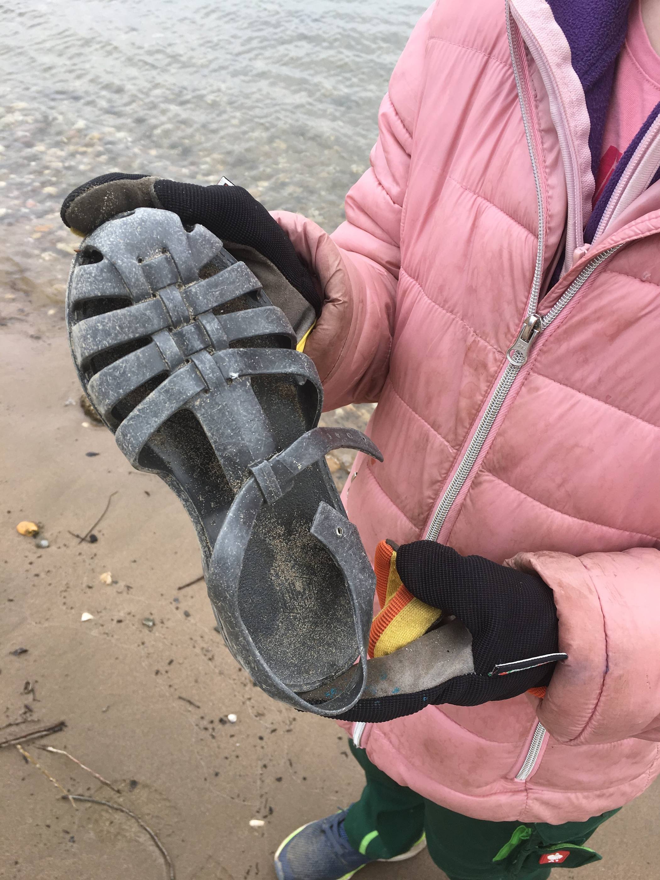 Diese Kindersandale wurde wohl im Sand...