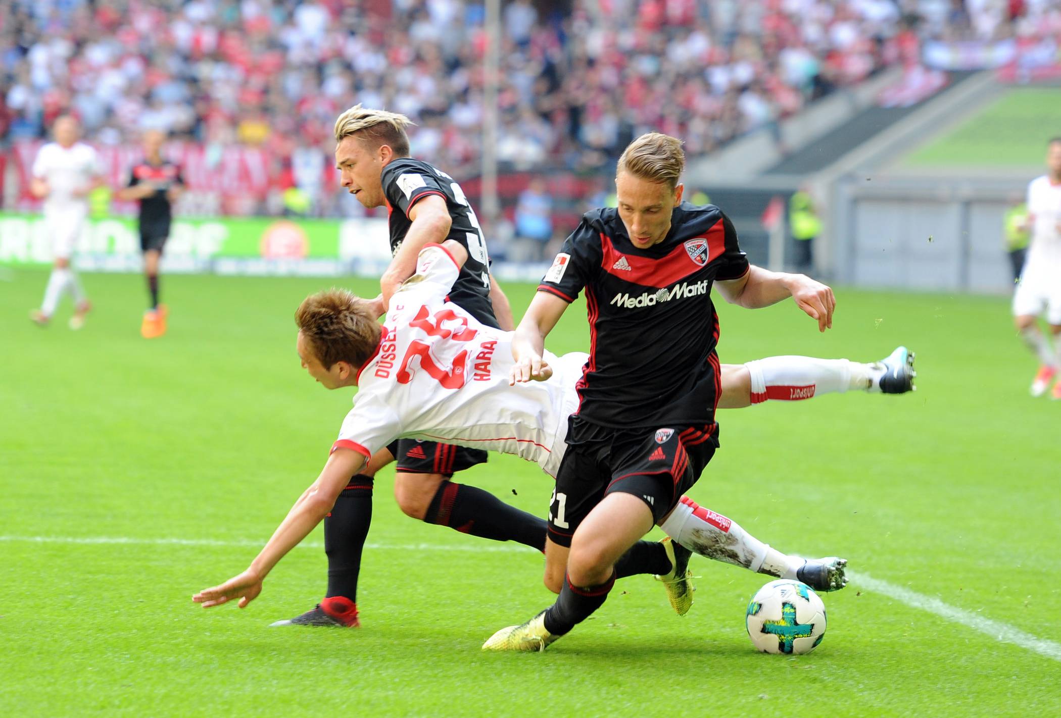  April 2018 - Thomas Pledl (hinten) im Dress des FC Ingolstadt noch als Fortuna-Gegner im Duell mit Genk Haraguchi. 