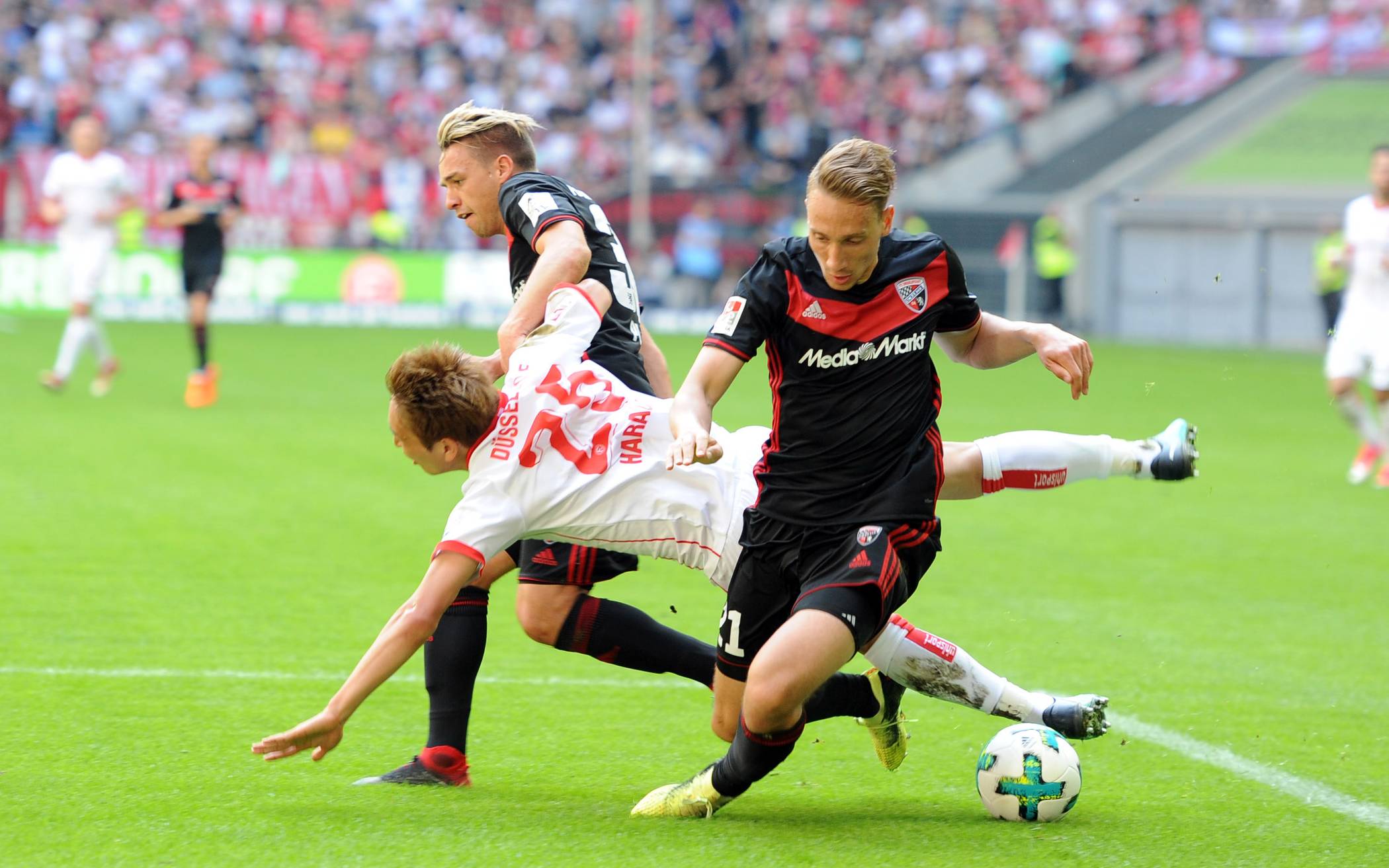  April 2018 - Thomas Pledl (hinten) im Dress des FC Ingolstadt noch als Fortuna-Gegner im Duell mit Genk Haraguchi. 