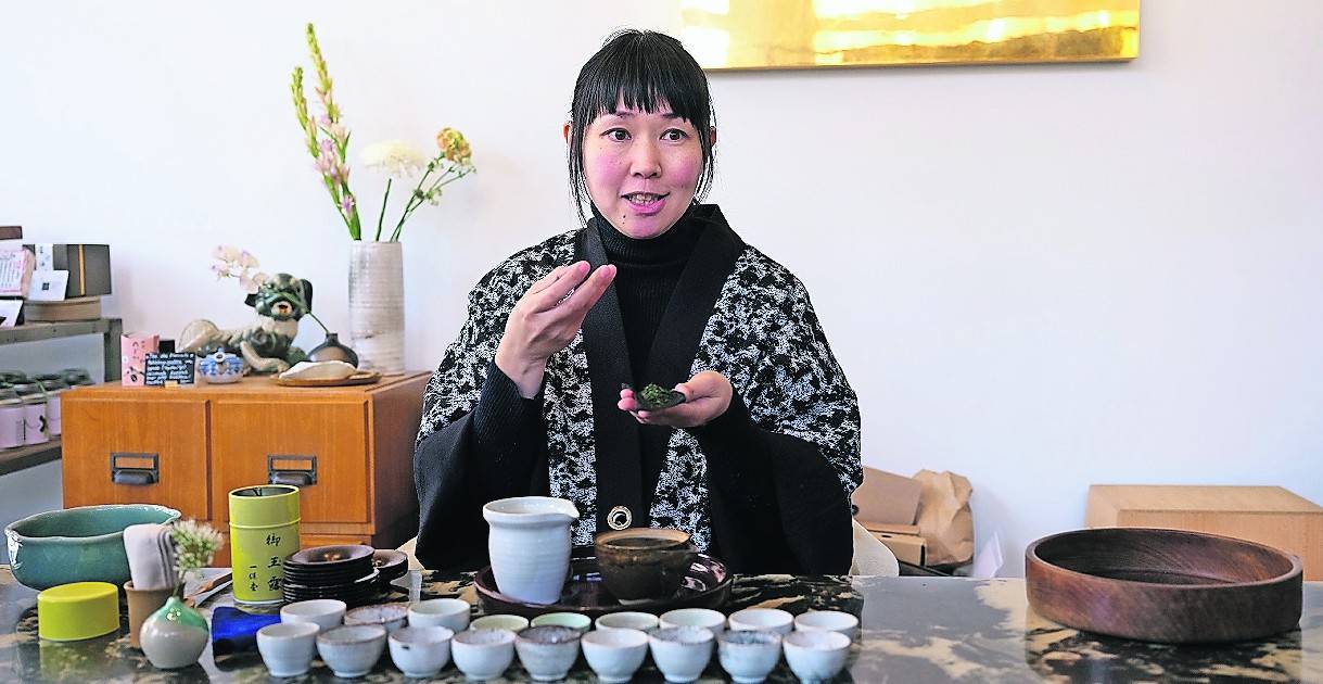 Teemeisterin Motoko Dobashi von Anmo Art/Cha bei der Teezeremonie.