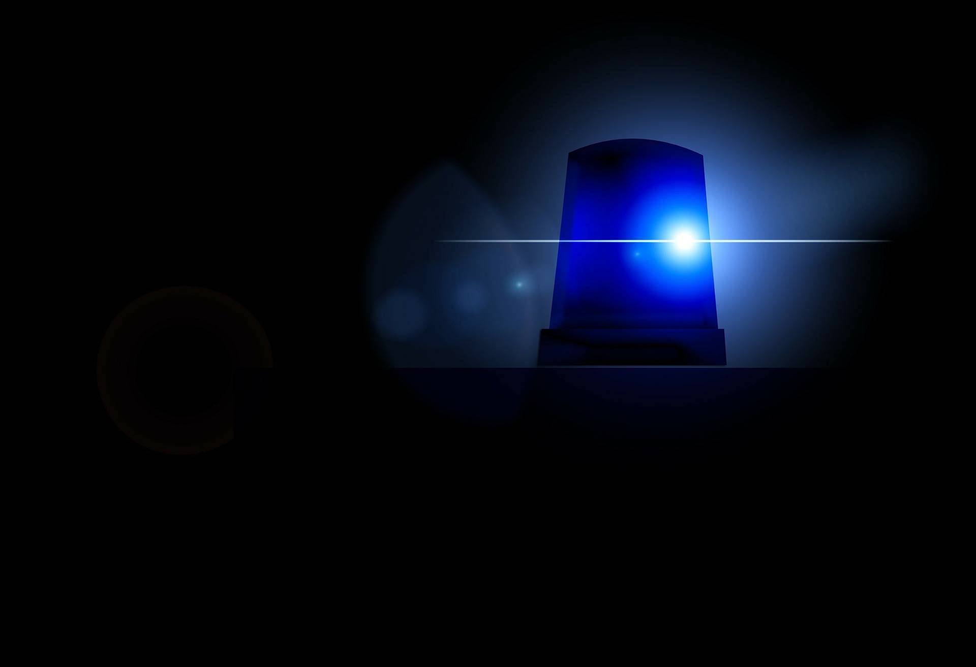  Der Räuber fesselte die Seniorin an ihren Handgelenken, wickelte sie in eine Decke ein und fixierte sie zusätzlich mit starkem Klebeband. 