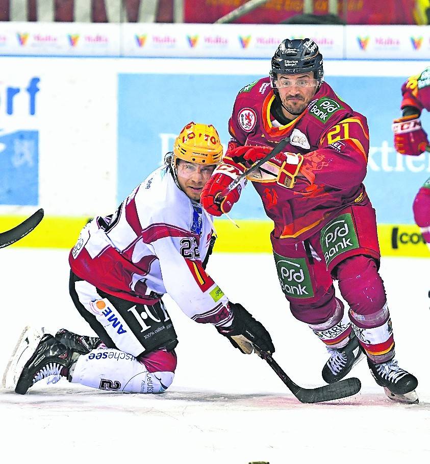 DEG-Neuzugang Chad Nehring (l., noch Bremerhaven-Trikot) trägt in der nächsten Saison rot-gelb.