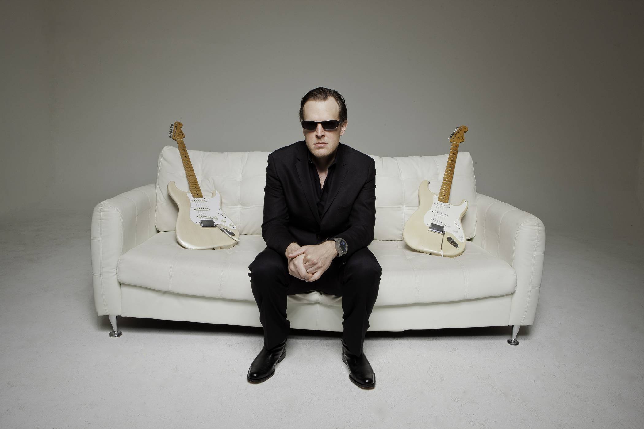  Gitarren als Lebenselixier. Und auch die Sonnenbrille fehlt selten: Joe Bonamassa wird in der Mitsubishi Electric Halle Blues mit leichthändigem Spiel präsentieren. 