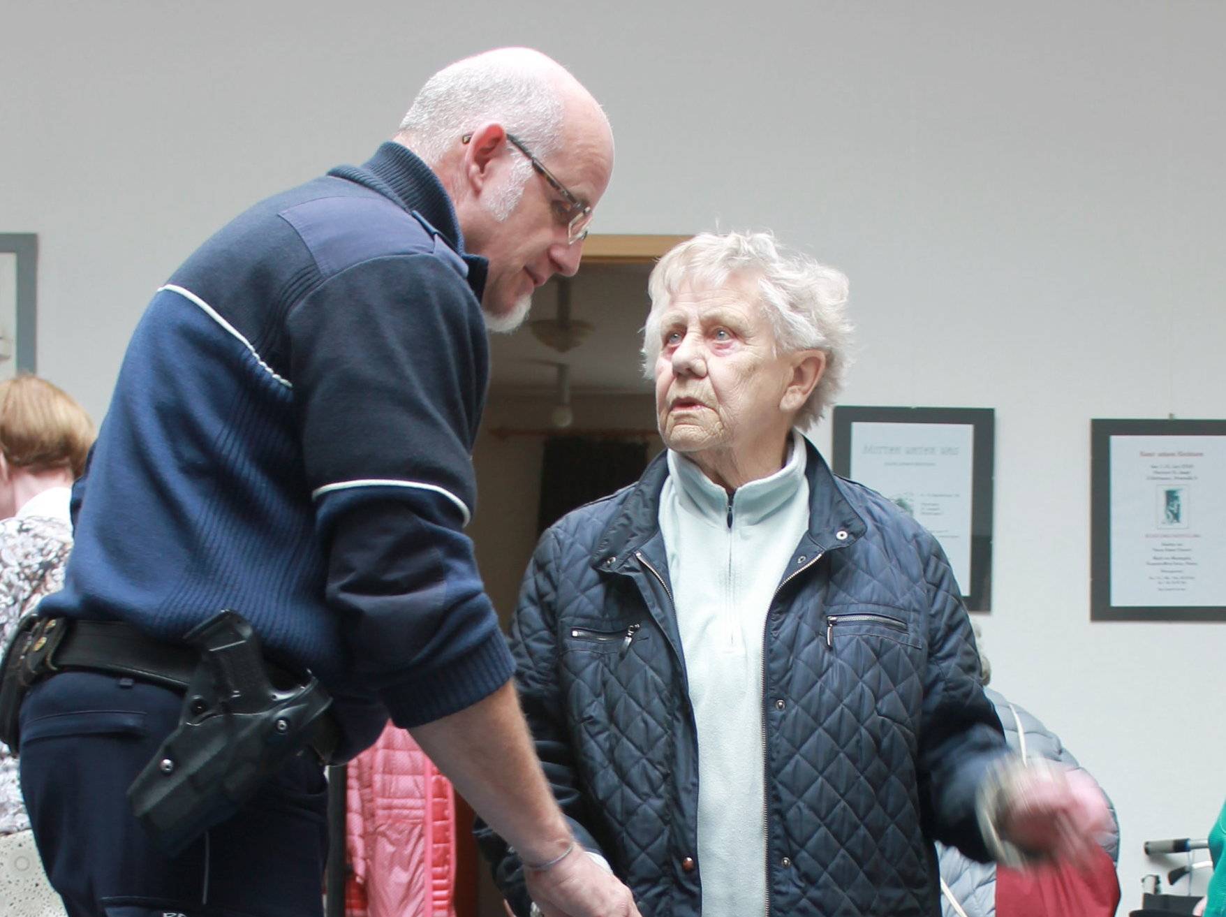  Polizist Joachim Tabath hilft Anni Uhr (84) dabei, die Handgriffe des Rollators richtig einzustellen. 
