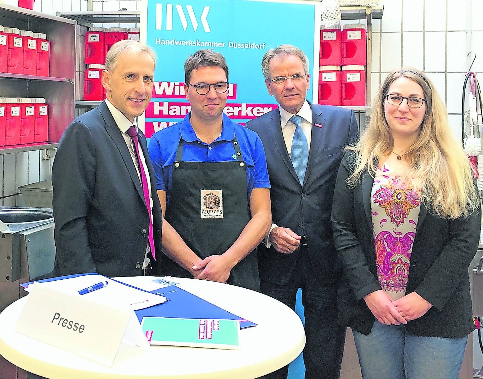  Optimistischer Blick in die Zukunft: HWK-Hauptgeschäftsführer Dr. Axel Fuhrmann, Metzgermeister Uli Grefges, HKW-Präsident Andres Ehlert und Mobilitätsberaterin Rebecca Hof (v. l.) 