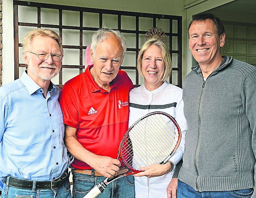 Organisieren das Projekt „Tennis contra Parkinson“ (v.l.): Norbert Matysik, 2. Vorsitzender des Vereins TC Rot-Weiß, Initiator Günter Jamin, Cornelia Jamin sowie Trainer Dieter Kumstel.