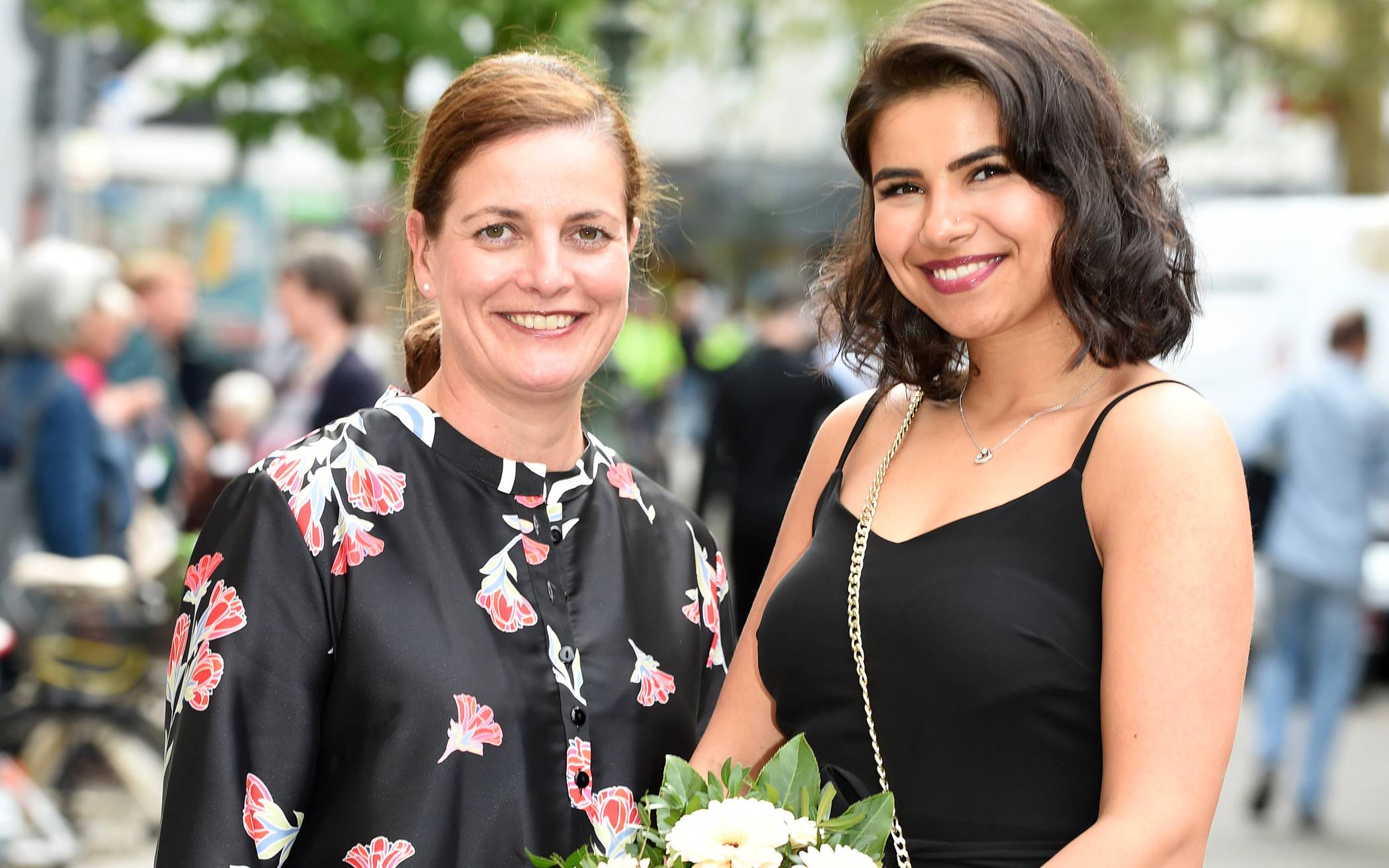  Die neue Maikönigin Kübra Ulusoy (re.) und Birgit Nierenberger, Inhaberin des Benrather Damen-Modegeschäft b.wundert.  