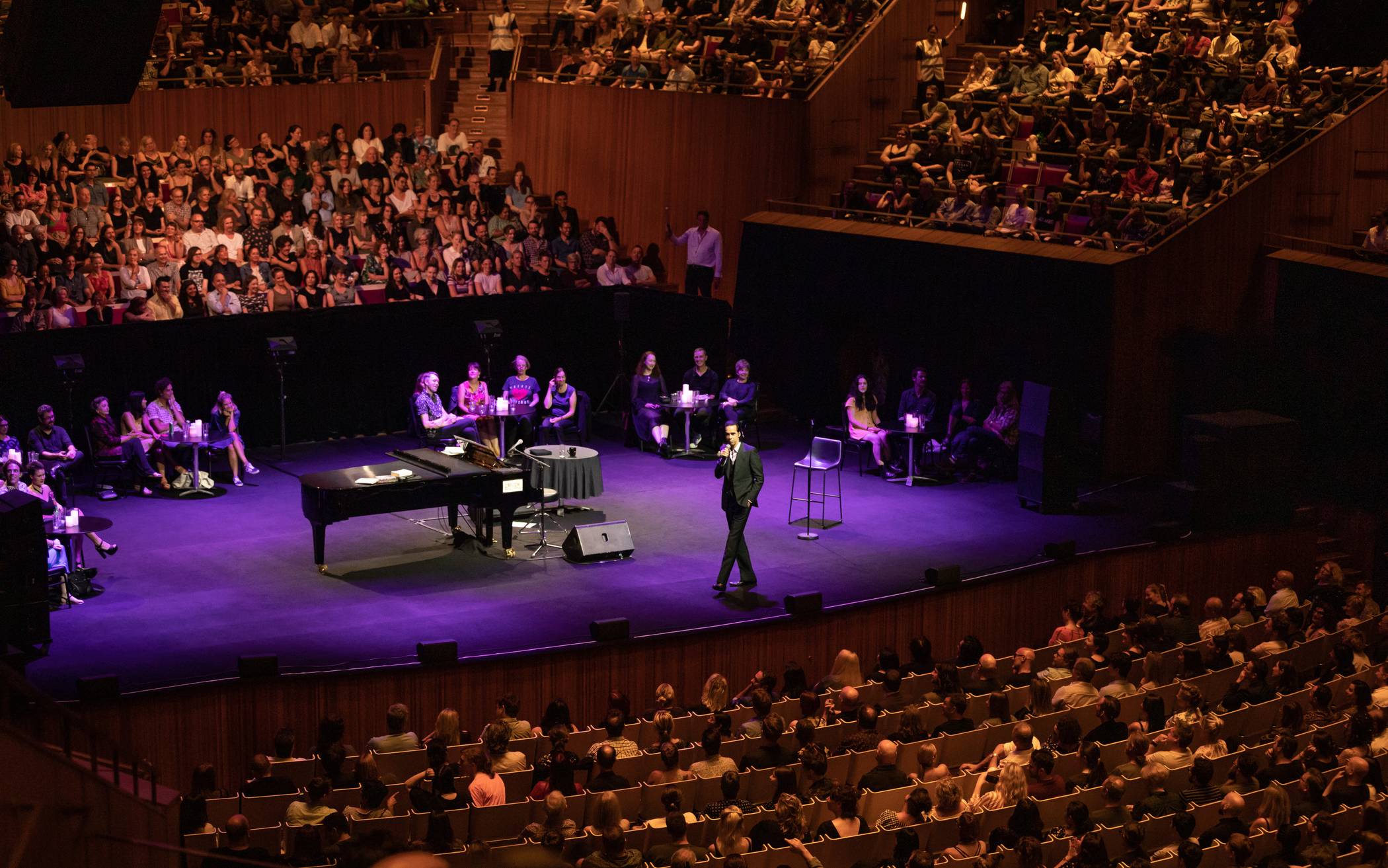  Nick Cave im Gespräch mit Fans im Sydney Opera House. 