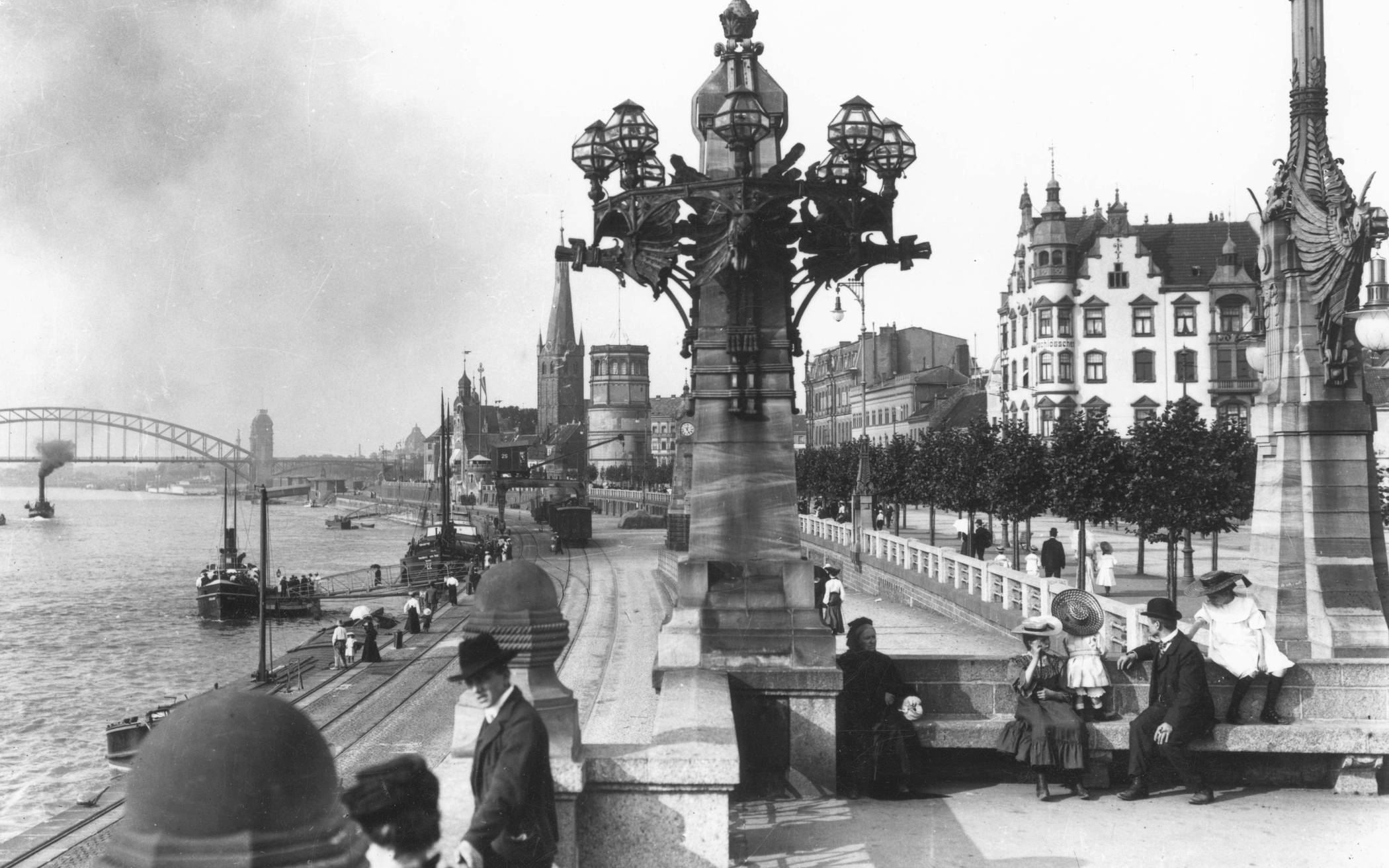  So sah es auch mal aus: die Rheinuferpromenade im Jahr 1903. 